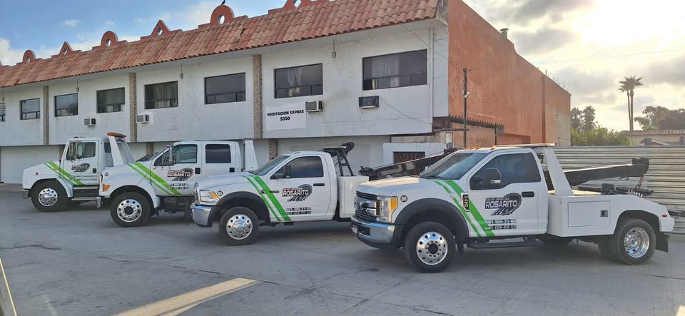 Flotilla de grúas de Grúas y Arrastres Rosarito estacionadas en Rosarito, Baja California